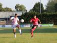 Dangelo Martien (r) in actie voor Goes tijdens de oefenwedstrijd tegen het team van Sint Maarten.