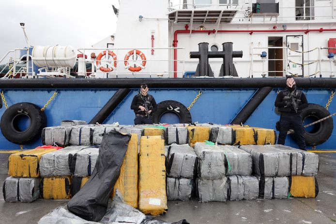 In het schip vonden agenten 80 blokken zuivere cocaïne.