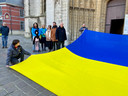 Bisdom Gent hijst de Oekraïense vlag: bisschop Lode Van Hecke, priester Ivan en enkele Oekraïners bidden samen