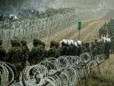 Tientallen migranten doorbreken Poolse barricade aan grens met Belarus