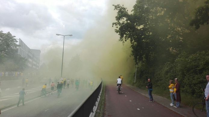 NAC-supporters met fakkels onderweg naar het stadion voor de wedstrijd tegen Volendam.