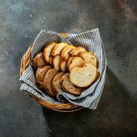 Dáárom krijg je in restaurants vaak een gratis broodje vooraf