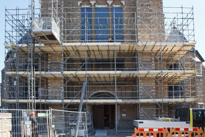Wouw- 2021-04-026 - Foto: Pix4profs/Iman Fase - De kerk van Wouw wordt verbouwd, steigerbouwers zijn vollop bezig.