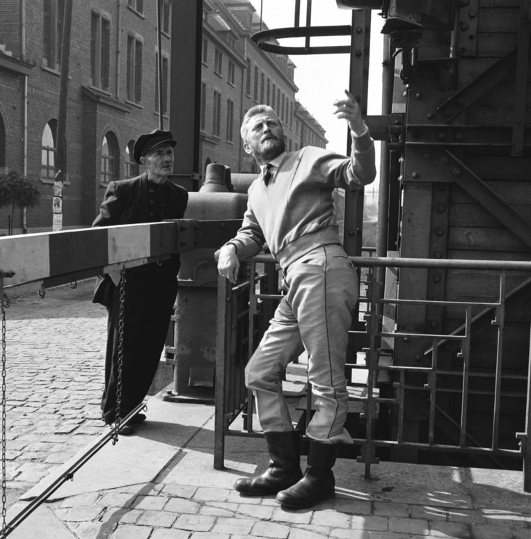 Kirk Douglas aan de praat met een Borain. De overlevenden herinneren zich dat hij Frans sprak. Beeld Warner