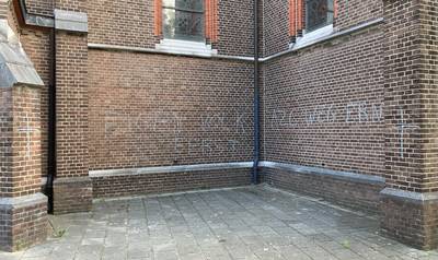 Kerk Budel vol geklad met leuzen tegen azc: ‘Eigen volk eerst’