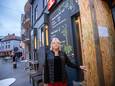 Martine Claeys, moeder van de uitbater van café Bistro, bij de tijdelijke deur. na de inbraak in het café
