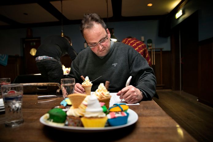 Heel Ommel bakt met kapelaan van Overbeek, die de gebakjes jureert en niet in de gaten had dat het niet de bedoeling was om het gebakje voor zichzelf alleen op te eten.