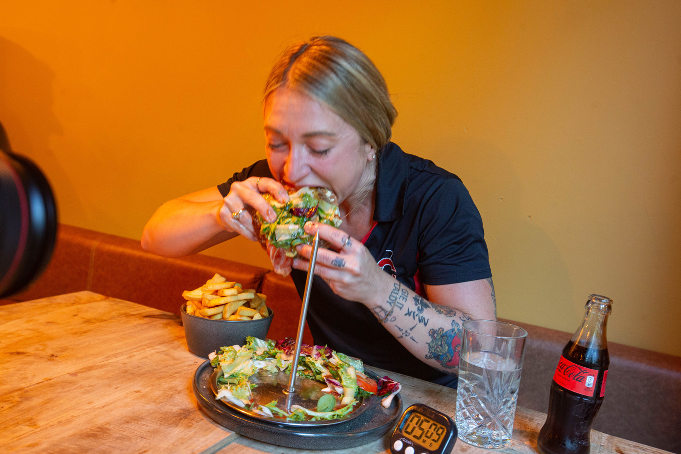 KIJK. Vijf hamburgers, vijf spekrepen en vijf plakjes kaas in minder