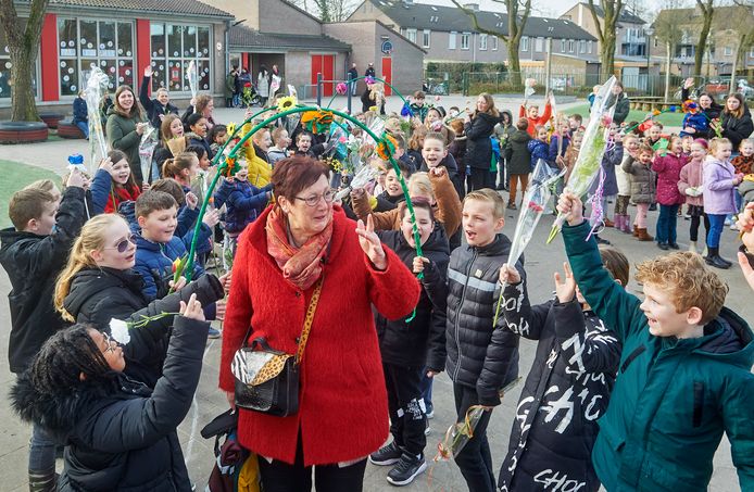 Basisschool de Kiem in Heesch ontvangt Juf Wilma Harpe feestelijk. Ze neemt na 40 jaar afscheid van basisschool de Kiem in Heesch.