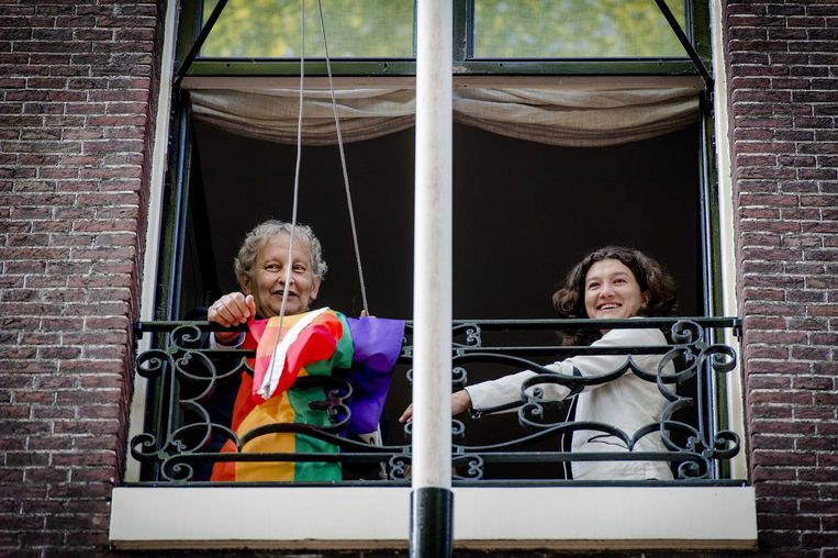 Van der Laan hijst de regenboogvlag op de ambtswoning tijdens Amsterdam Gay Pride 2014. Beeld anp