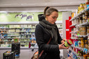 Dorien ten Cate weet precies waar je moet zijn in de supermarkt voor veganistische producten.