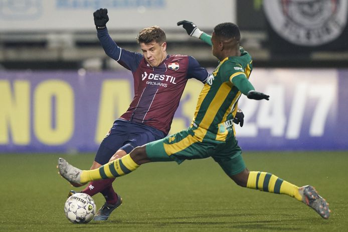 Willem II'er Mats Köhlert (links) in duel met Shaquille Pinas van ADO Den Haag tijdens de wedstrijd in Den Haag op 23 november 2019.