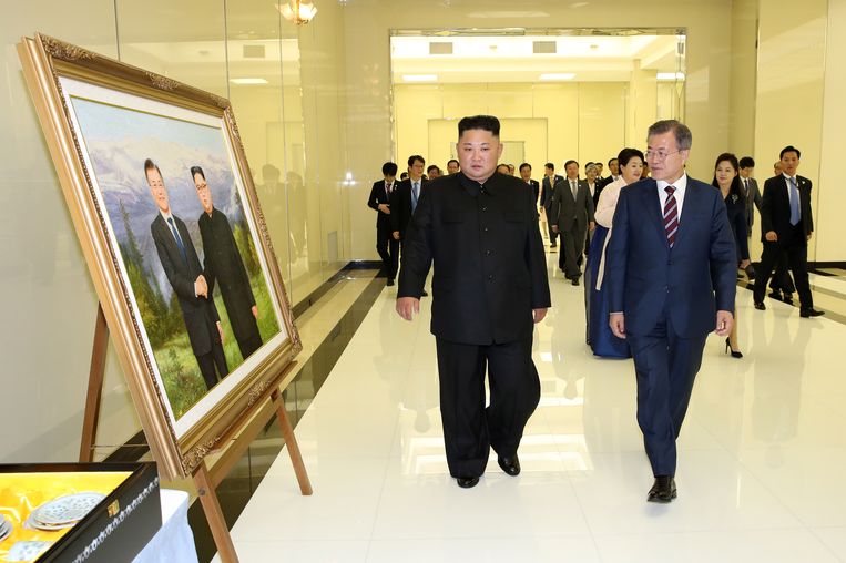 Kim en Moon bekijken een foto van zichzelf. Beeld EPA