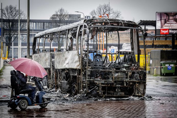 Een HTM-bus in brand gestoken in het centrum van de Haagse Opera, de dag nadat de politie moest ingrijpen bij een botsing tussen twee groepen Eritreeërs, nadat er rellen uitbraken na een bijeenkomst in het midden van de zaal