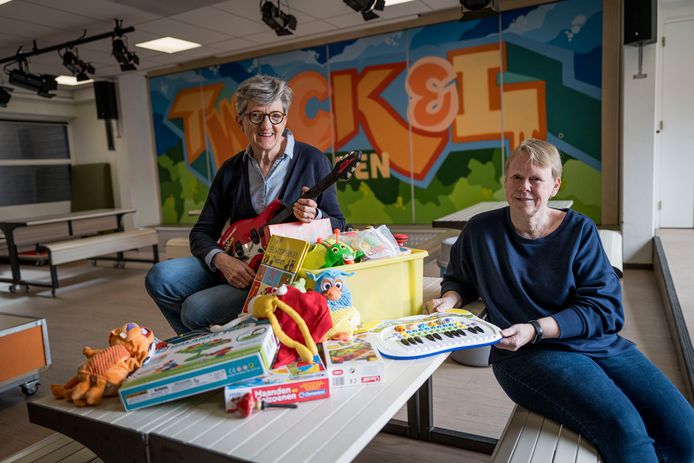 Hinke van der Veen (links) en Alice Oldenhof geven de speelgoedbeurs een tweede leven.