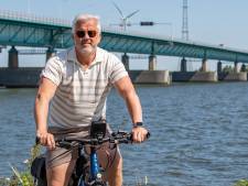 Marc Tournier heeft zijn snelfiets klaarstaan en neemt de pont als Haringvlietbrug dichtgaat