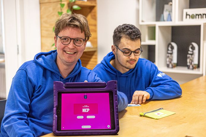 Joost Gerrits (links) en Aisame Akabal laten de app Nep Echt! zien. Bij een rood scherm is de kans groot dat het om een nep-account, een vals betalingsverzoek of iets anders onbetrouwbaars gaat.