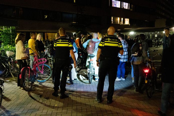 Agenten beëindigen het studentenfeest.