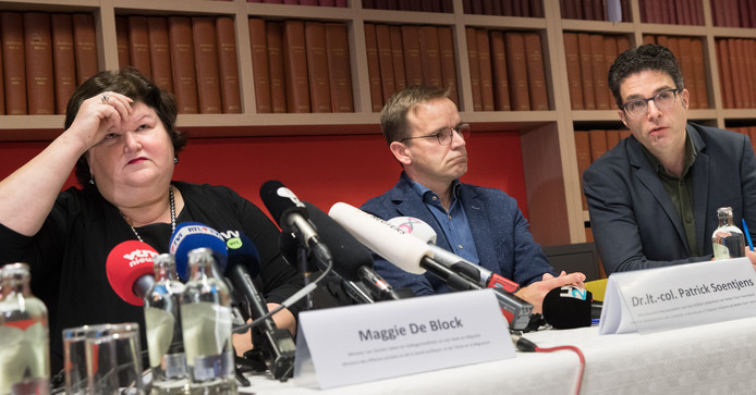 De Belgische minister van Volksgezondheid Maggie De Block geeft een persconferentie over de stad van zaken: één besmettingsgeval is in België gearriveerd.