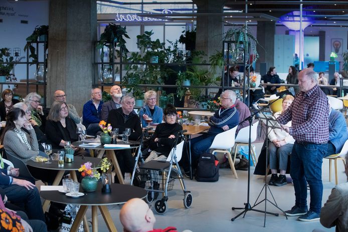 Poëzieclub Eindhoven hield in februari voor het eerst na lange tijd weer een Open Podium, voortaan in het restaurant van het Evoluon in Eindhoven.