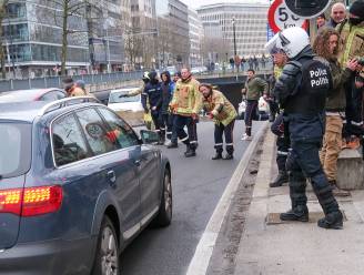 Brandweerlieden leggen kruispunt Kunst-Wet lam tijdens betoging: Rode Kruis springt bij om hulpverlening in Brussel te garanderen