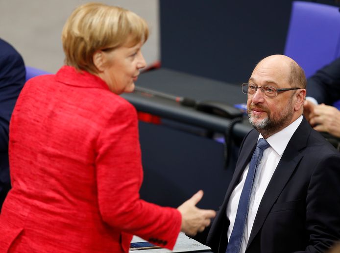 Schulz lijkt nu toch met Merkel over een regering te gaan praten, ondanks verzet binnen zijn eigen partij SPD.