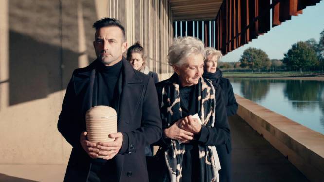 Moeilijk moment in ‘Familie’: Peter neemt afscheid van zijn overleden vriendin Iris