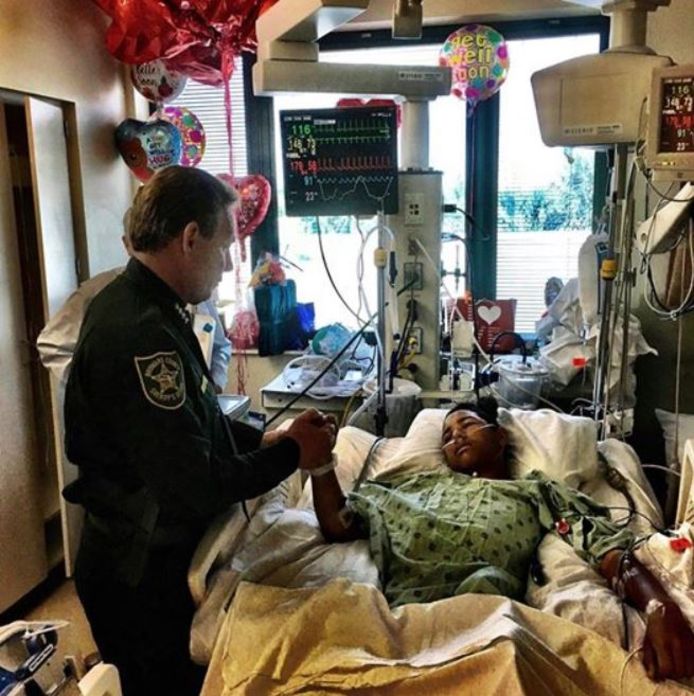 Een politieagent bij de 'held' Borges, die zichzelf als schild gebruikte tijdens de schietpartij in Florida om zijn klasgenoten te redden.