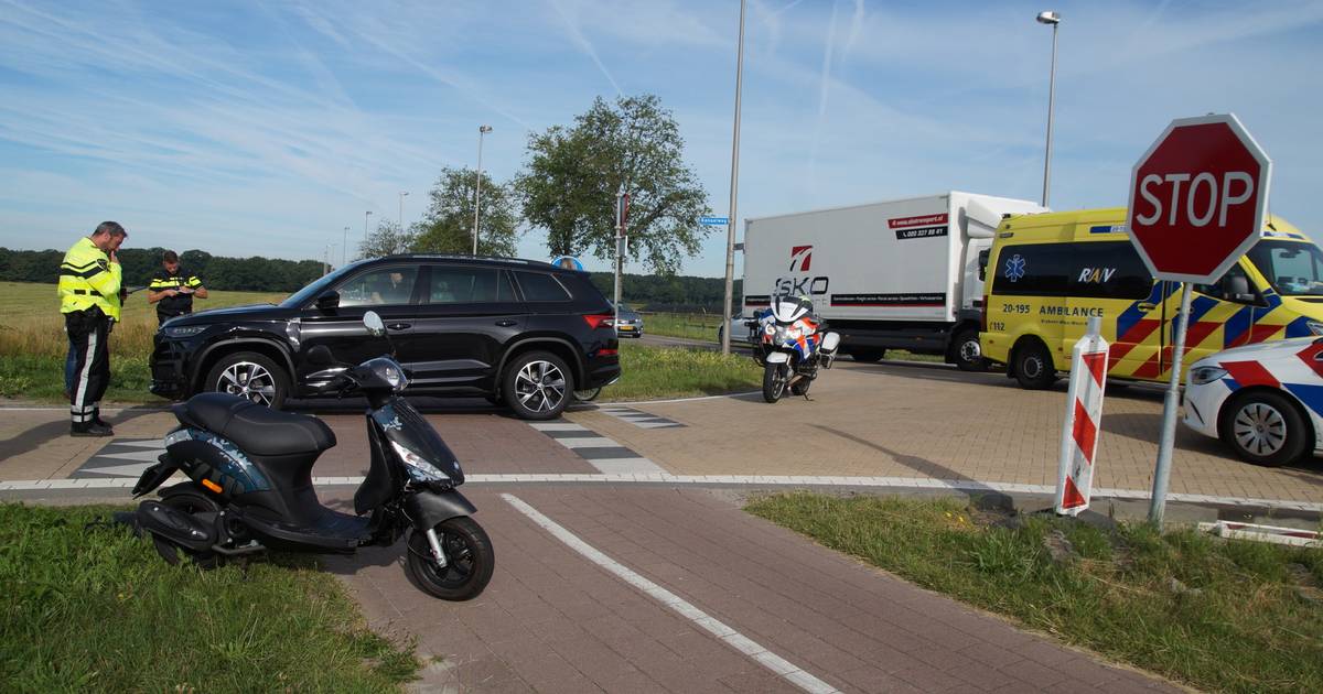 Scooterrijdster naar ziekenhuis na botsing in Drunen.