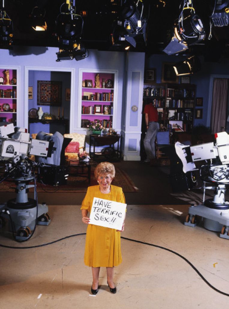 Dr. Ruth Westheimer tijdens een pauze in een tv-studio in 1986. Beeld Hollandse Hoogte / Magnum Photos