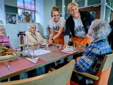 Stakende leerkrachten helpen dagje mee in de zorg: ‘Beroepsgroep die het ook erg zwaar heeft’