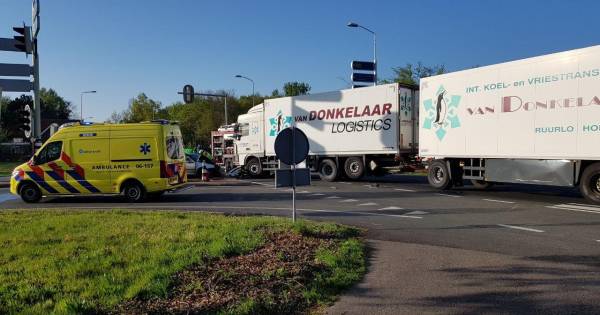Bestuurder bekneld door frontale aanrijding met vrachtwagen bij Groenlo.