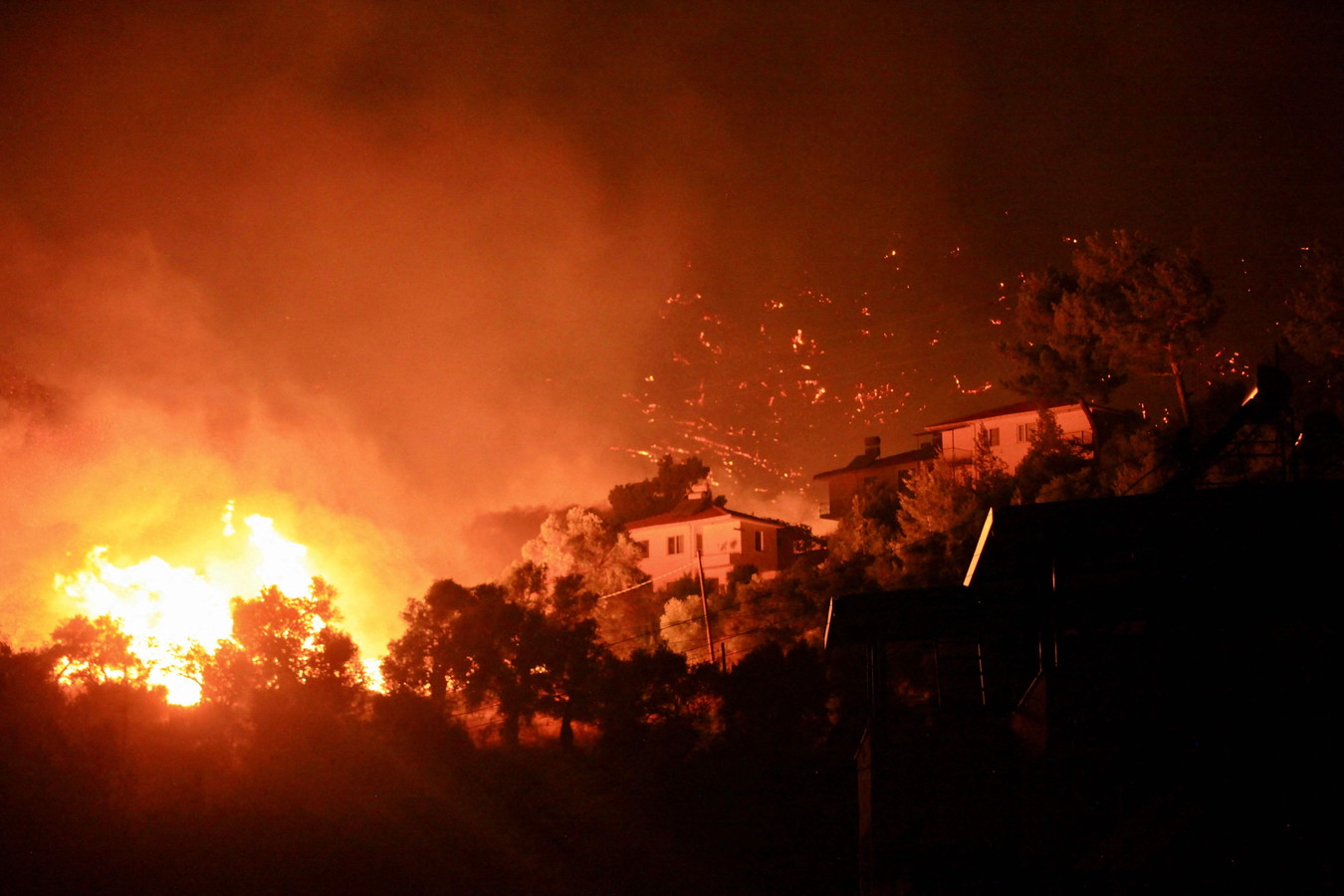 Une photo prise le 3 août 2021 montre des flammes s'élevant d'un incendie qui se propage dans la ville d'Oren, sur la côte égéenne, près de Milas, dans la région touristique de Mugla, alors que la Turquie lutte contre les incendies de forêt les plus meurtriers depuis des décennies.