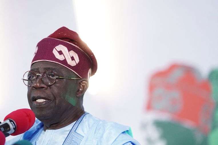 Volgens de Nigeriaanse kiescommissie is Bola Tinubu met 37 procent van de stemmen de duidelijke winnaar van de verkiezingen.  Beeld Reuters