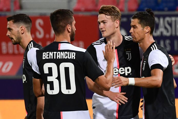 Cristiano Ronaldo (r), Matthijs de Ligt en Rodrigo Bentancur vieren de 0-1 in Bologna.