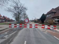 Werk aan Harderwijkerweg in Dieren loopt maanden vertraging op, ondernemers balen van omzetverlies: ‘Dit kost serieus geld’