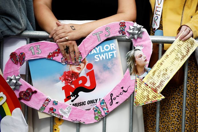 Fans van Taylor Swift wachten buiten het Olympia Theatre op de legendarische zangeres.