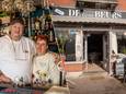Muriel Wertbrouck (49) en Alain Van Langenhoven (54) houden al enkele jaren café De Kleine Beurs open.