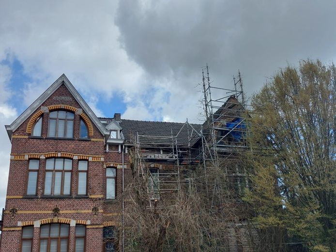 Het incident deed zich voor het in het rechtse huis, het gedeelte dat in de steigers staat