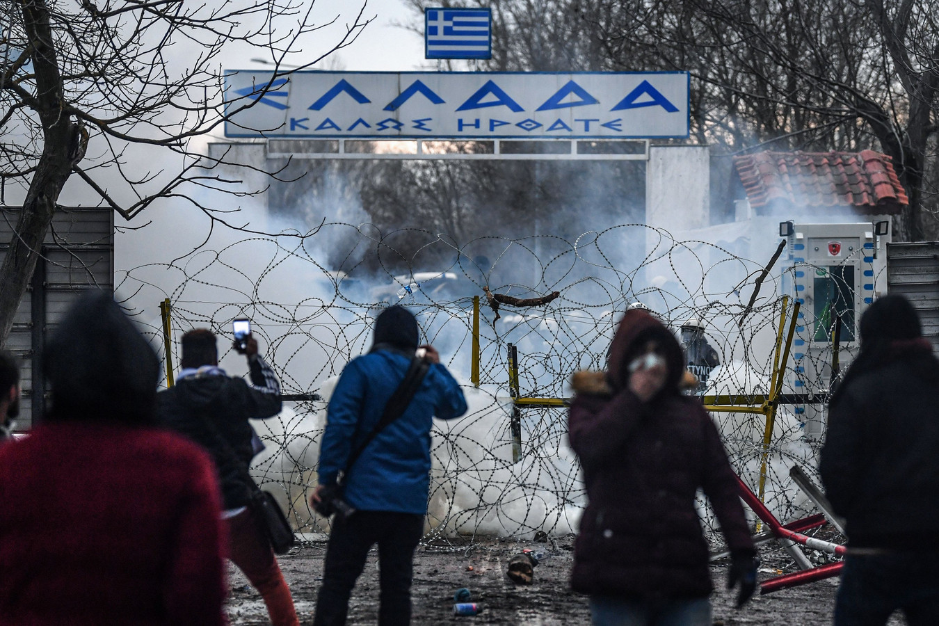 De Griekse politie probeerde vandaag met traangas duizenden migranten terug te dringen die de grens probeerden over te steken vanuit Turkije. Sommigen gooiden stenen, constateerden AFP-verslaggevers.