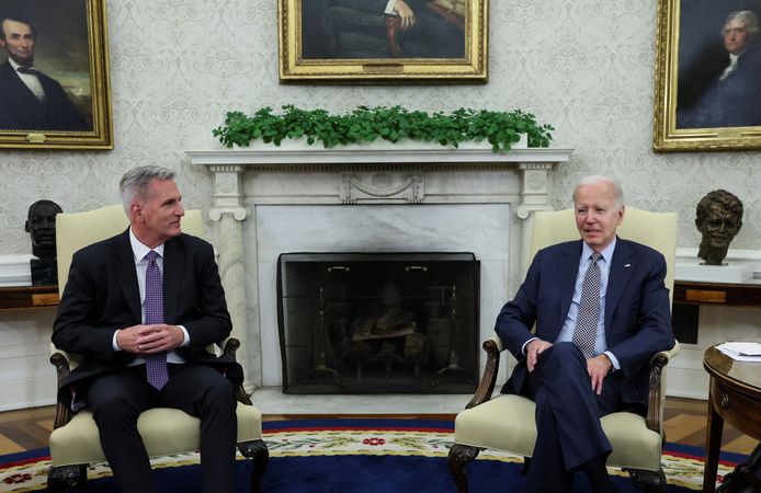 Amerikaans president Joe Biden (rechts) met de Republikeinse voorzitter van het Huis van Afgevaardigden Kevin McCarthy