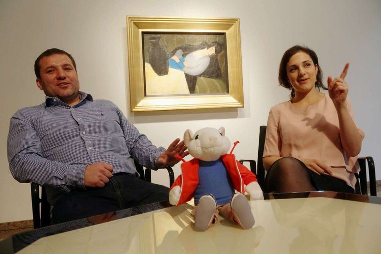 De Hongaarse kunsthistorici Gergely Barki en Anna Kelen bij het schilderij en een Stuart Little-knuffel. Beeld afp