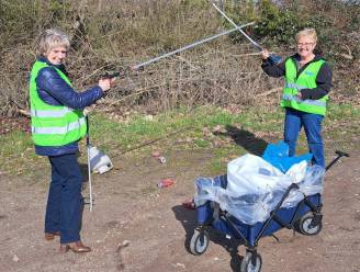 Vrijwilligers nagelen zwerfvuil aan de schandpaal tijdens grote lenteschoonmaak