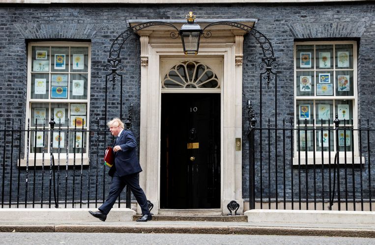 Boris Johnson voor zijn ambtswoning in Londen. Beeld REUTERS
