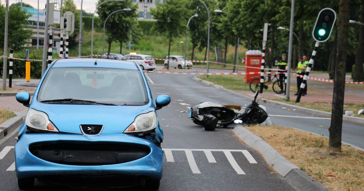 Auto en scooter botsen in Lelystad, twee gewonden naar ziekenhuis