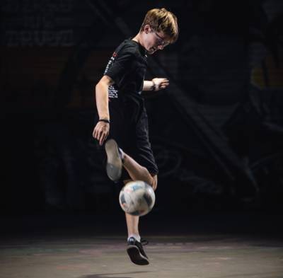 Jonathan (15) uit Oud Gastel is wereldkampioen freestyle voetbal: ‘Díé truc bezorgde me de winst’