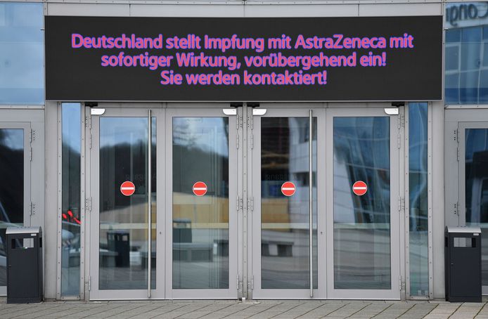 Een boodschap boven de ingang van een Duits vaccinatiecentrum: "Duitsland schorst met onmiddellijke ingang de vaccinatie met AstraZeneca. Er zal contact met u opgenomen worden."