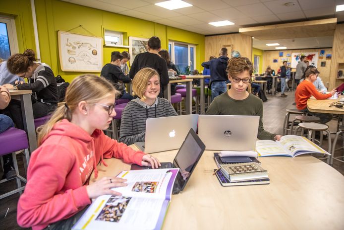 Leerlingen Lotte, Sanne en Avi aan het werk in een van de lokalen van Onderwijsroute 10-14