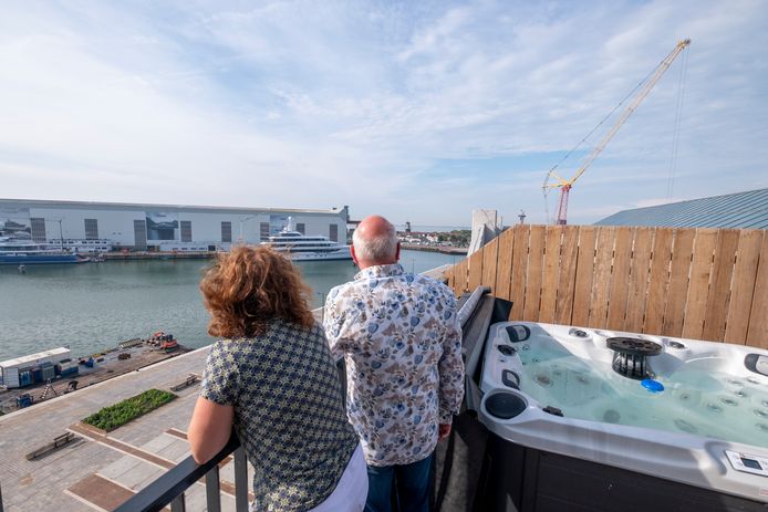 Vanaf de voorkant van het terras, bij de jacuzzi, kijk je direct op de schepen van Amels. Op de plek van het werkeiland linksvoor moeten steeds vaker riviercruiseschepen aanleggen.
