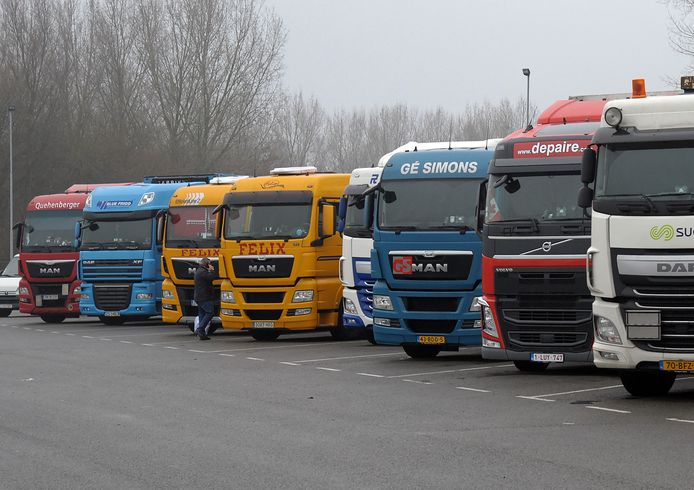 Buitenlandse chauffeurs bivakkeren elk weekend massaal op het Suikerplein.